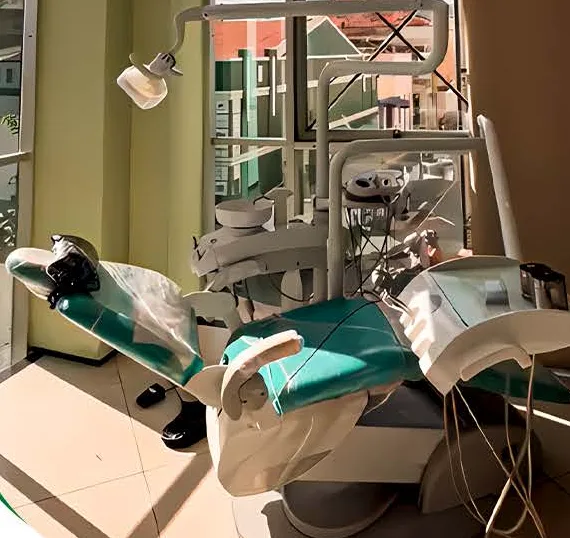 Cadeira odontológica no consultório