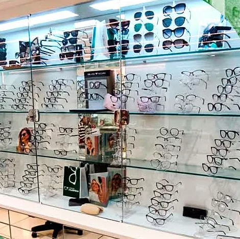 Vitrine de armações e óculos de sol