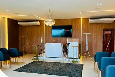Salão de velório com poltronas e ambiente climatizado