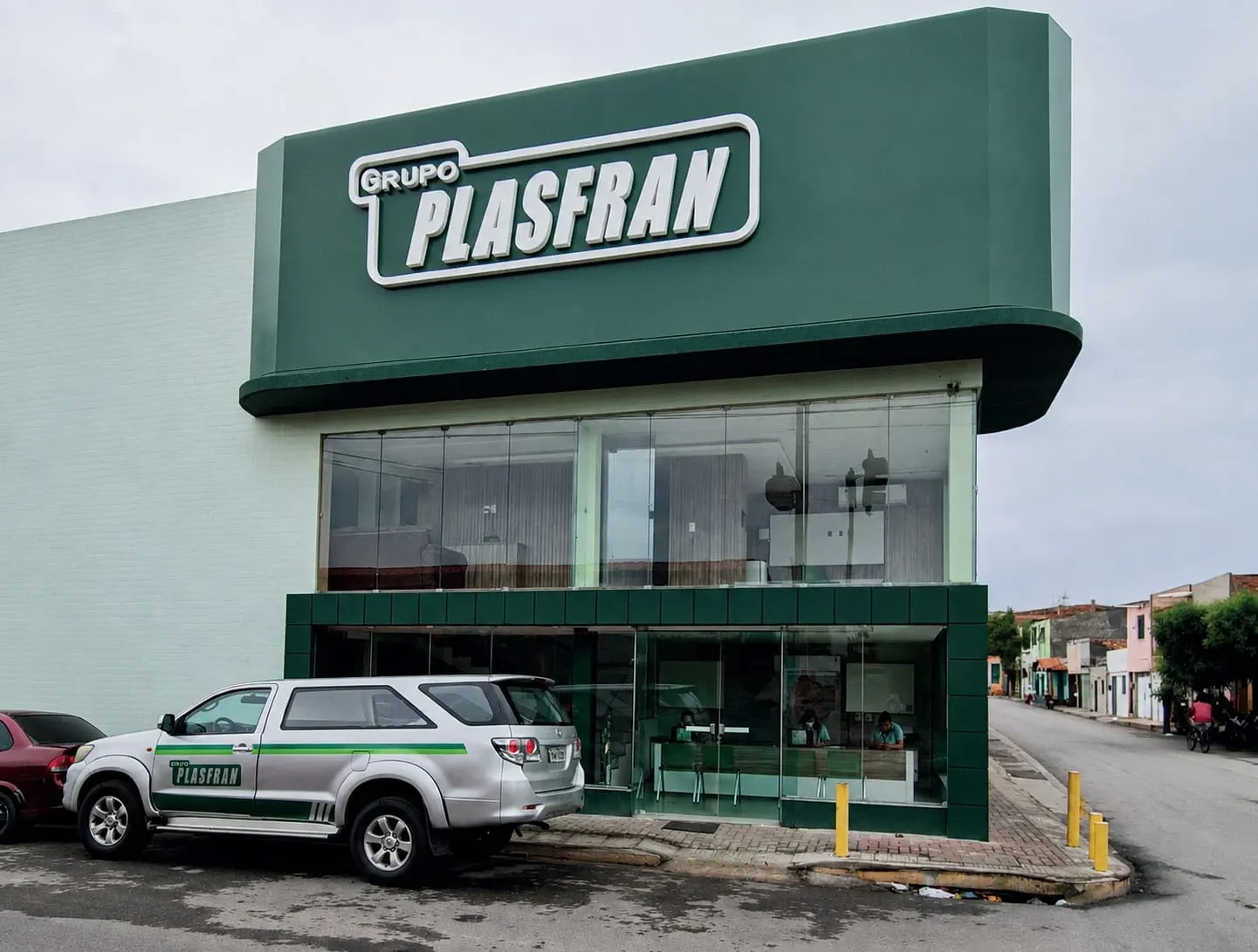 Fachada da Funerária Plasfran em Sobral, com carro da empresa